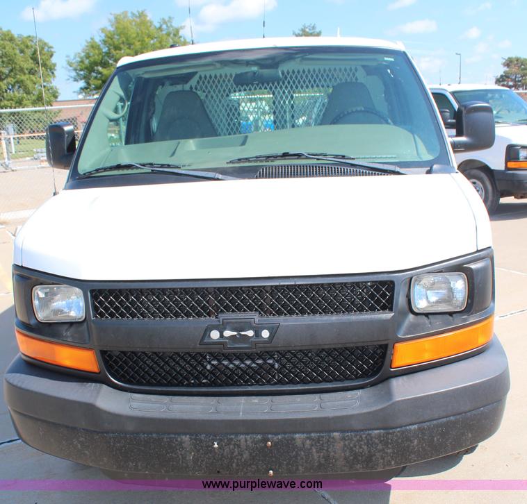 image for item J2046 2006 Chevroelt Express 3500 cargo van