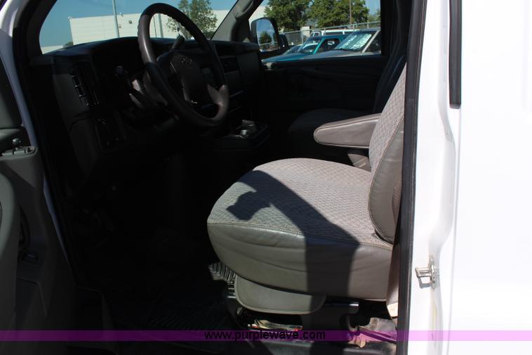 image for item J2046 2006 Chevroelt Express 3500 cargo van
