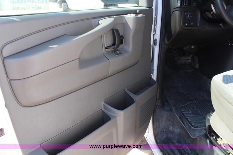 image for item J2046 2006 Chevroelt Express 3500 cargo van