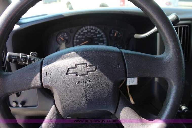 image for item J2046 2006 Chevroelt Express 3500 cargo van