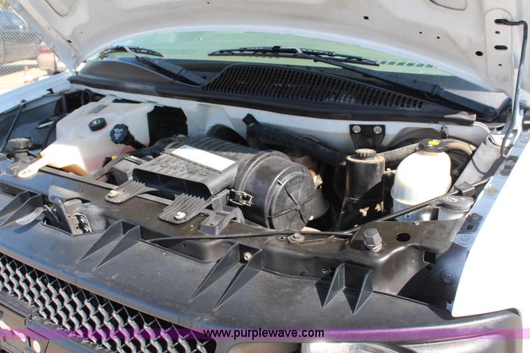 image for item J2046 2006 Chevroelt Express 3500 cargo van