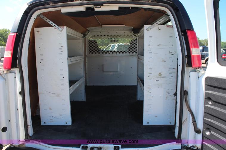 image for item J2046 2006 Chevroelt Express 3500 cargo van