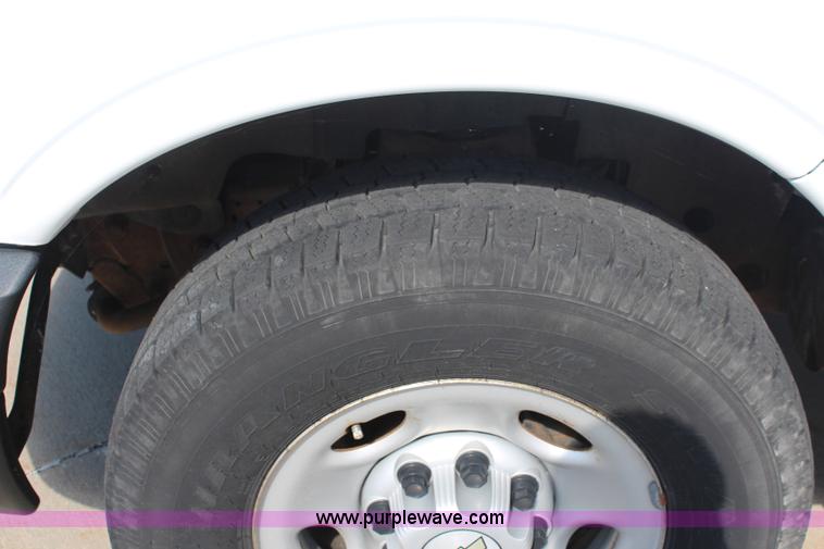 image for item J2046 2006 Chevroelt Express 3500 cargo van