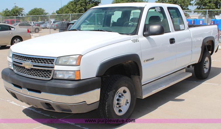 image for item J2091 2005 Chevrolet Silverado 2500HD Ext. Cab pickup truck