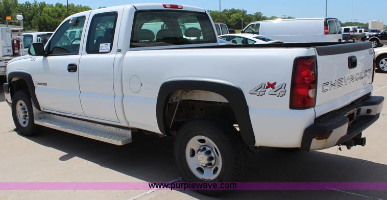 image for item J2091 2005 Chevrolet Silverado 2500HD Ext. Cab pickup truck