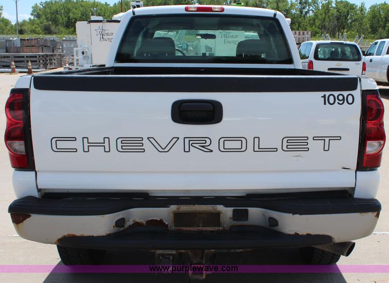 image for item J2091 2005 Chevrolet Silverado 2500HD Ext. Cab pickup truck