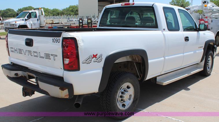 image for item J2091 2005 Chevrolet Silverado 2500HD Ext. Cab pickup truck