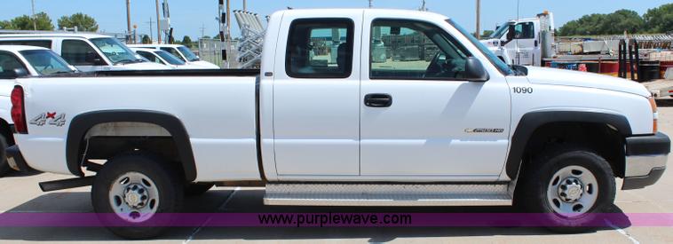 image for item J2091 2005 Chevrolet Silverado 2500HD Ext. Cab pickup truck