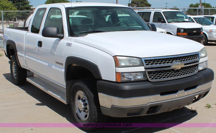 image for item J2091 2005 Chevrolet Silverado 2500HD Ext. Cab pickup truck