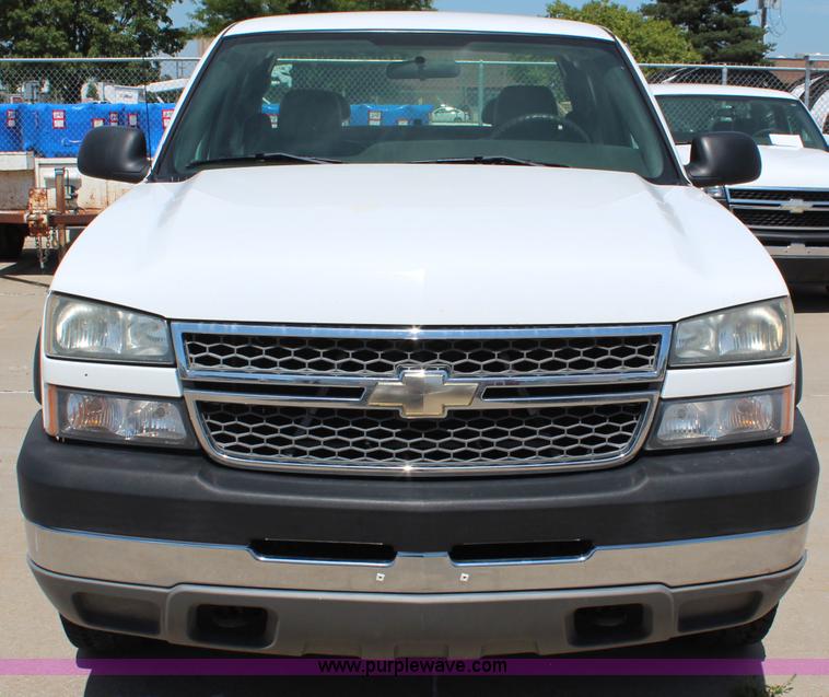 image for item J2091 2005 Chevrolet Silverado 2500HD Ext. Cab pickup truck