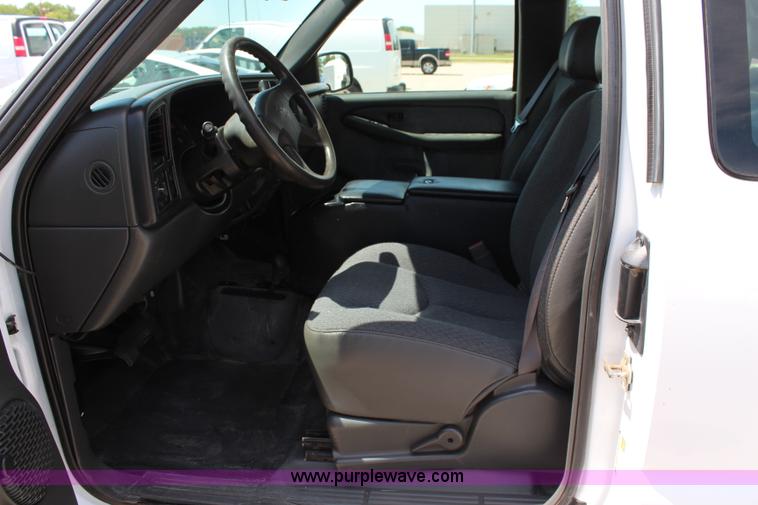 image for item J2091 2005 Chevrolet Silverado 2500HD Ext. Cab pickup truck