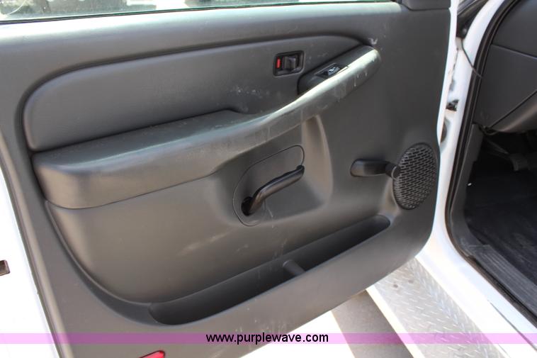 image for item J2091 2005 Chevrolet Silverado 2500HD Ext. Cab pickup truck