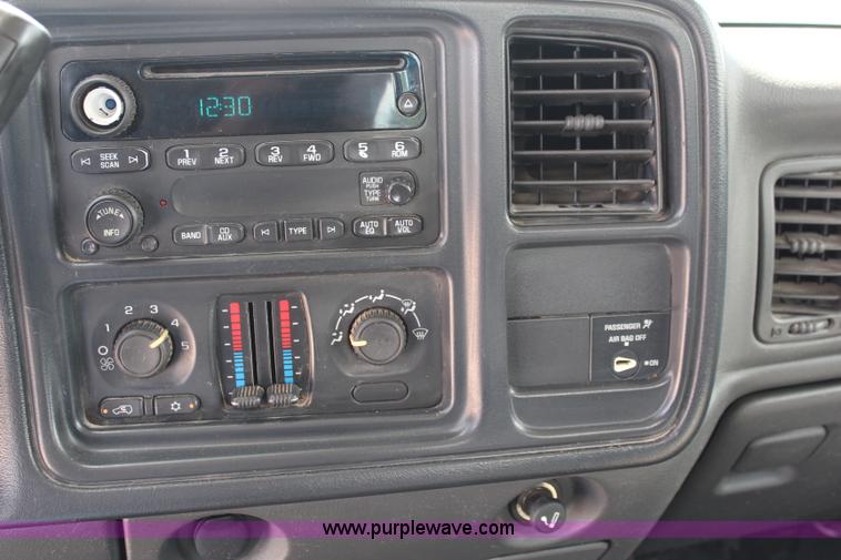 image for item J2091 2005 Chevrolet Silverado 2500HD Ext. Cab pickup truck