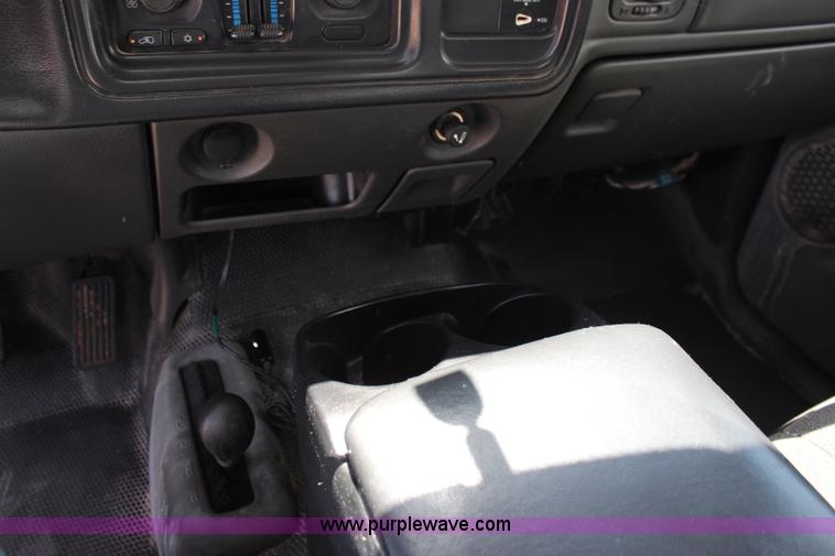 image for item J2091 2005 Chevrolet Silverado 2500HD Ext. Cab pickup truck
