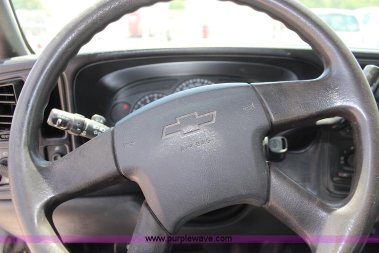 image for item J2091 2005 Chevrolet Silverado 2500HD Ext. Cab pickup truck