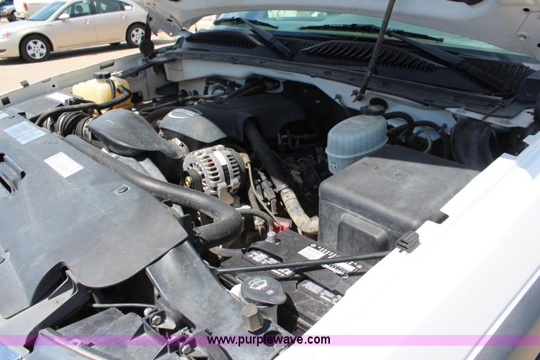 image for item J2091 2005 Chevrolet Silverado 2500HD Ext. Cab pickup truck