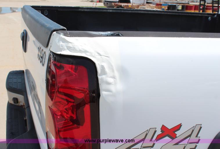 image for item J2091 2005 Chevrolet Silverado 2500HD Ext. Cab pickup truck