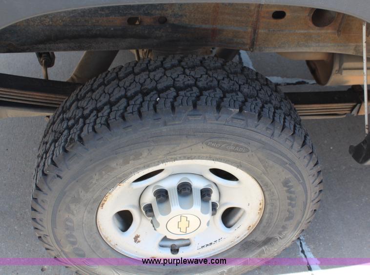 image for item J2091 2005 Chevrolet Silverado 2500HD Ext. Cab pickup truck