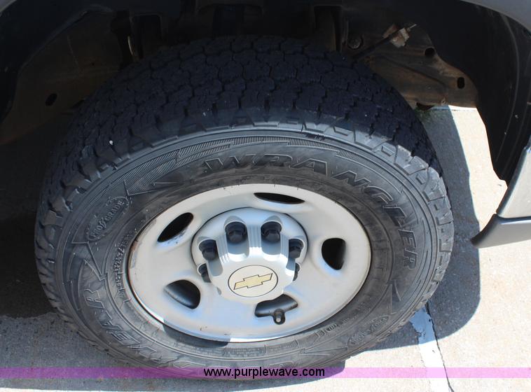 image for item J2091 2005 Chevrolet Silverado 2500HD Ext. Cab pickup truck