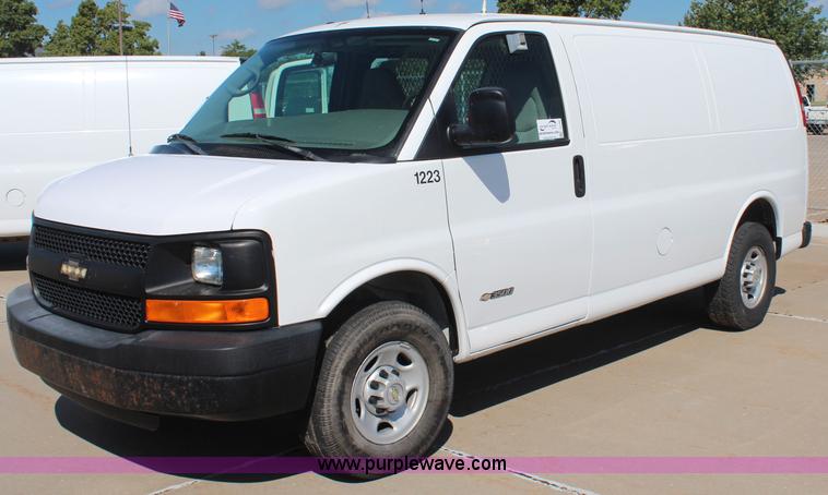 image for item J2109 2006 Chevrolet Express 3500 Cargo van