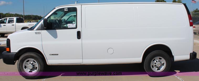 image for item J2109 2006 Chevrolet Express 3500 Cargo van