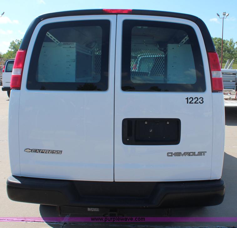 image for item J2109 2006 Chevrolet Express 3500 Cargo van