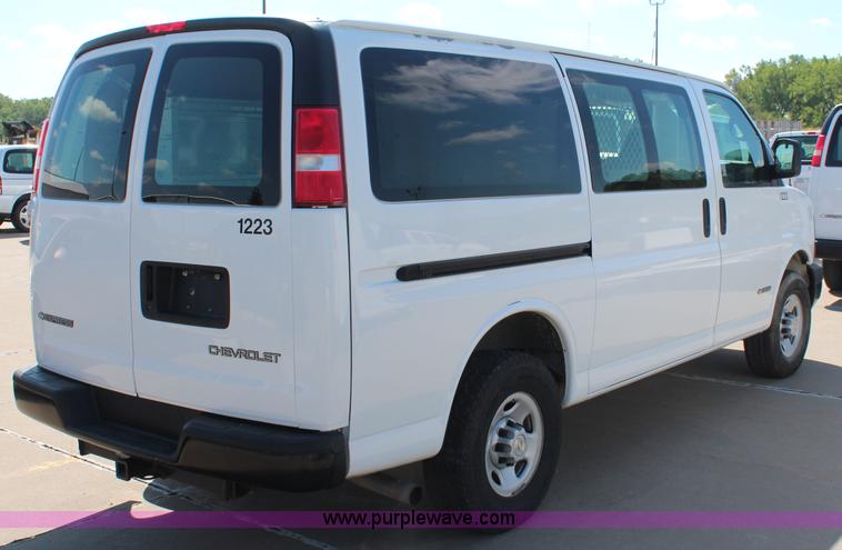 image for item J2109 2006 Chevrolet Express 3500 Cargo van