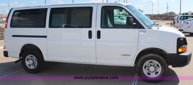 image for item J2109 2006 Chevrolet Express 3500 Cargo van
