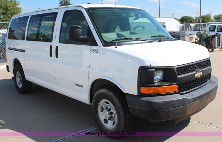 image for item J2109 2006 Chevrolet Express 3500 Cargo van