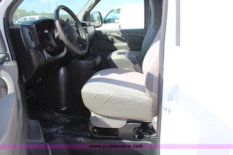 image for item J2109 2006 Chevrolet Express 3500 Cargo van