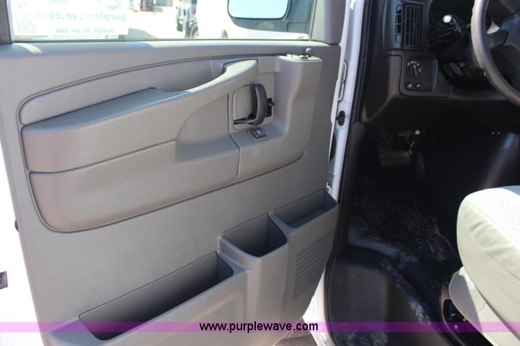 image for item J2109 2006 Chevrolet Express 3500 Cargo van
