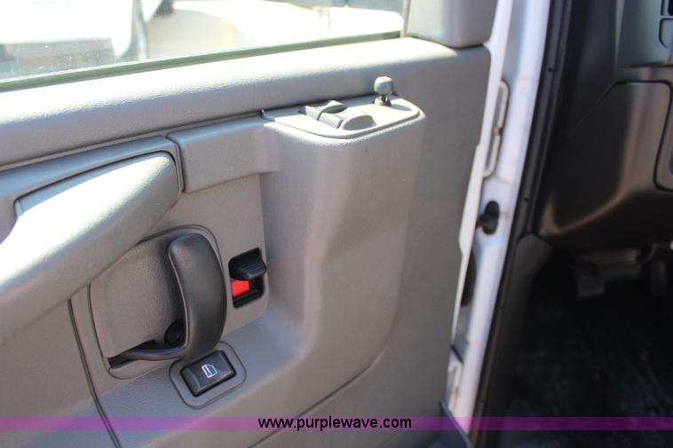 image for item J2109 2006 Chevrolet Express 3500 Cargo van