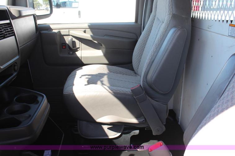 image for item J2109 2006 Chevrolet Express 3500 Cargo van