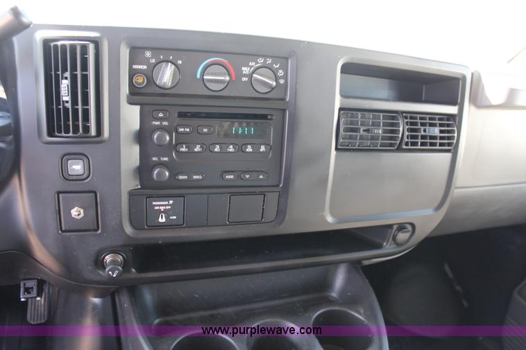 image for item J2109 2006 Chevrolet Express 3500 Cargo van
