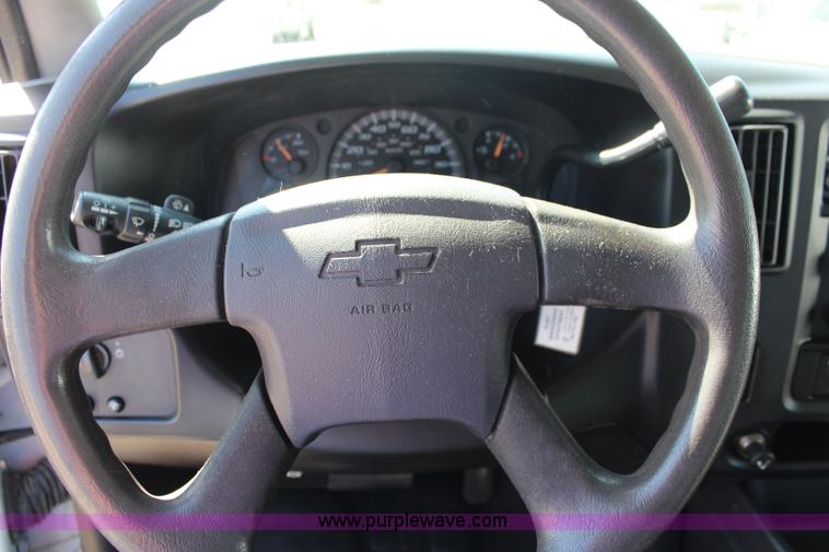 image for item J2109 2006 Chevrolet Express 3500 Cargo van