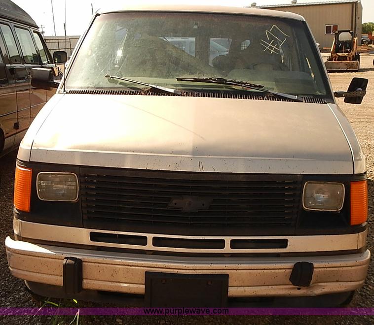 image for item J3127 1993 Chevrolet Astro van
