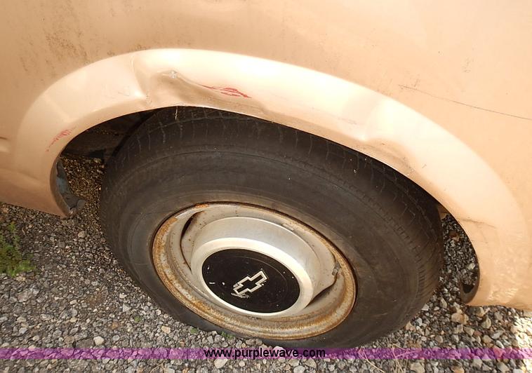 image for item J3127 1993 Chevrolet Astro van