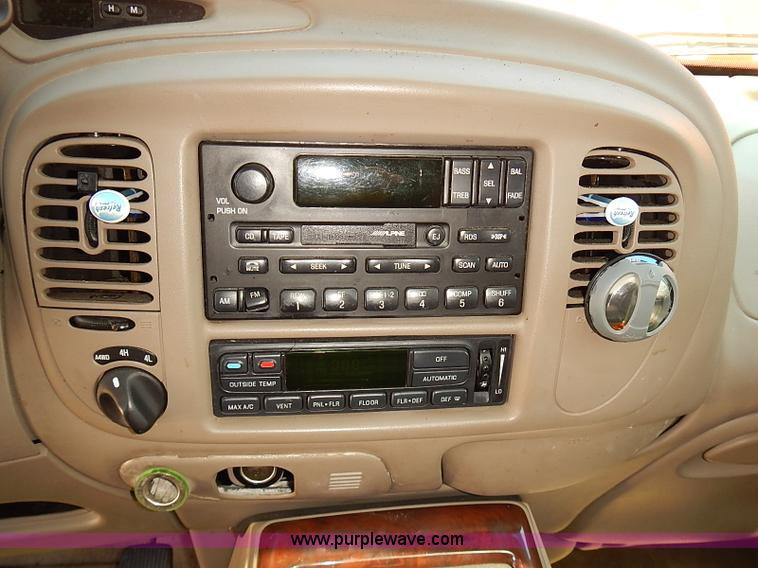 image for item J3139 2002 Lincoln Navigator SUV