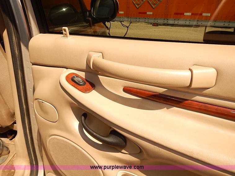 image for item J3139 2002 Lincoln Navigator SUV