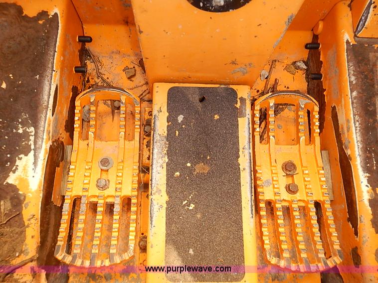 image for item J3142 2001 Mustang 2042 skid steer