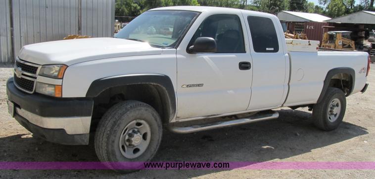 image for item Z9184 2006 Chevrolet Silverado 2500HD Ext. Cab pickup truck