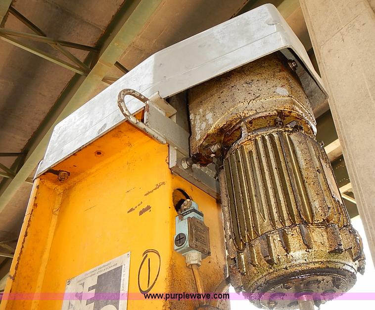 image for item AS9006 1983 Sefac four post wheel lift system