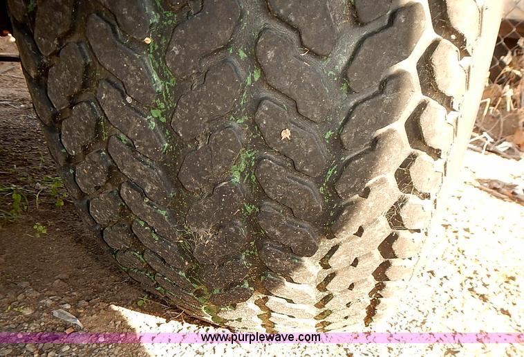 image for item E7751 1995 John Deere 770 tractor