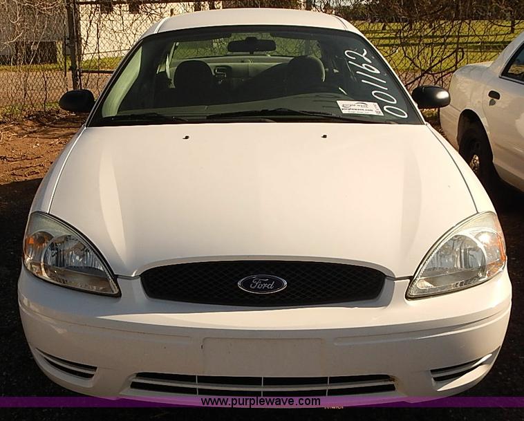 image for item E7757 2006 Ford Taurus SE
