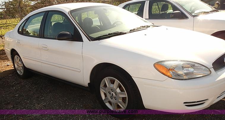 image for item E7757 2006 Ford Taurus SE