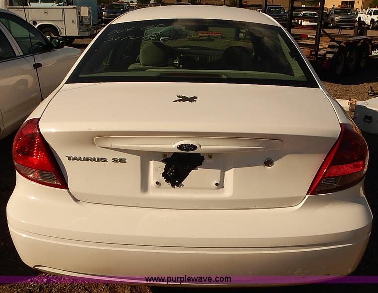 image for item E7757 2006 Ford Taurus SE