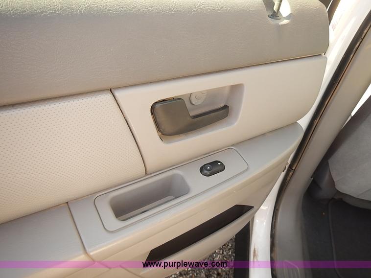 image for item E7757 2006 Ford Taurus SE