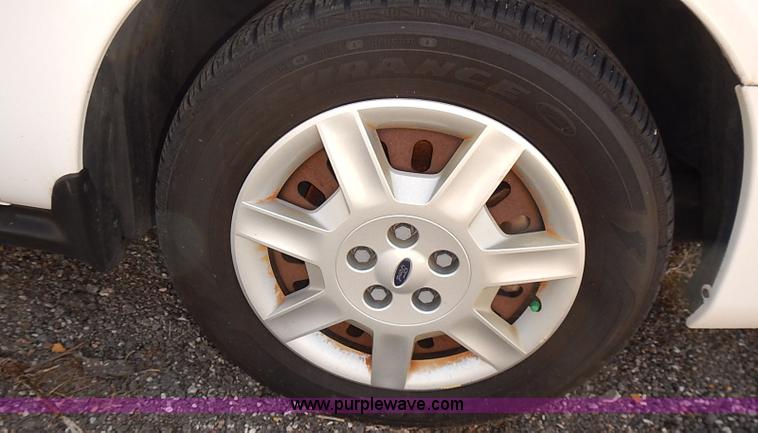 image for item E7757 2006 Ford Taurus SE