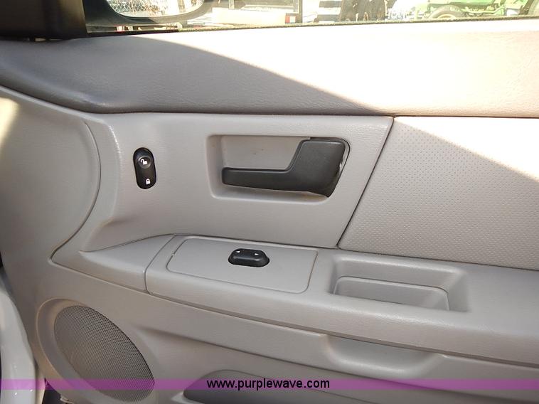 image for item E7757 2006 Ford Taurus SE