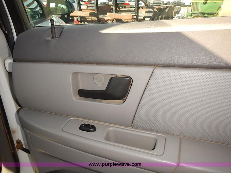 image for item E7757 2006 Ford Taurus SE